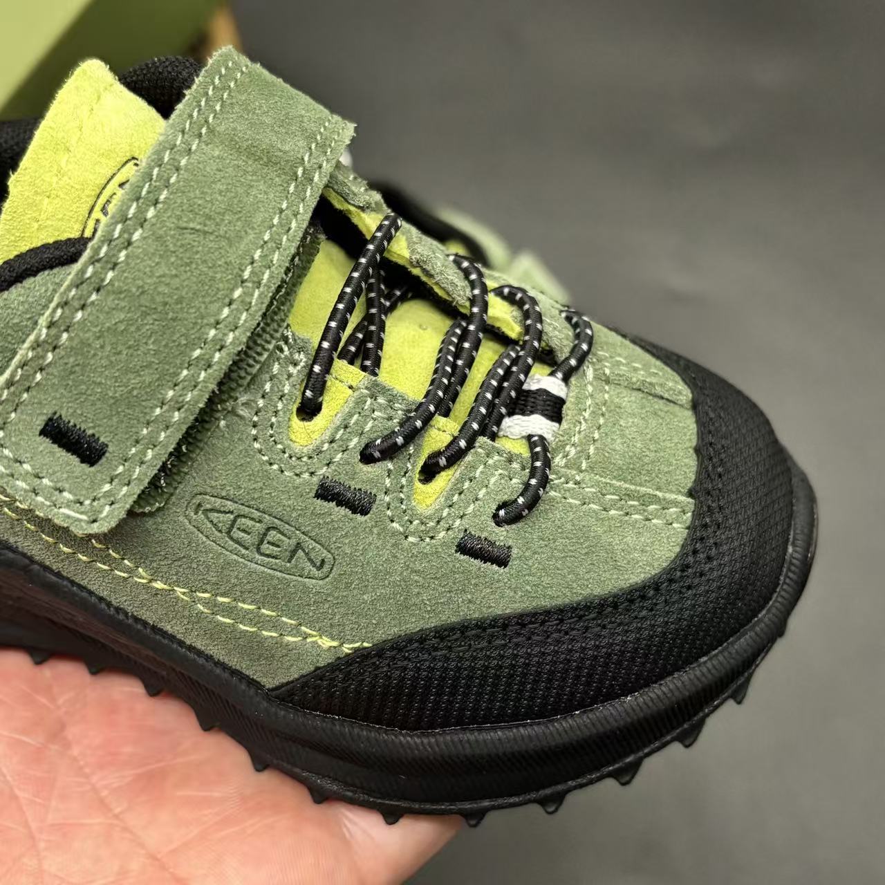 Children's shoes child